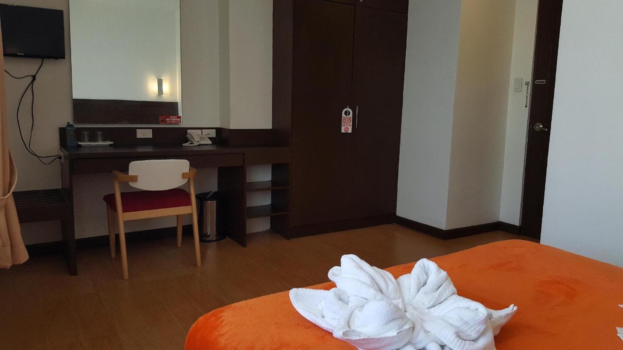 Pearli View Hotel Iloilo Powered By Cocotel Room photo