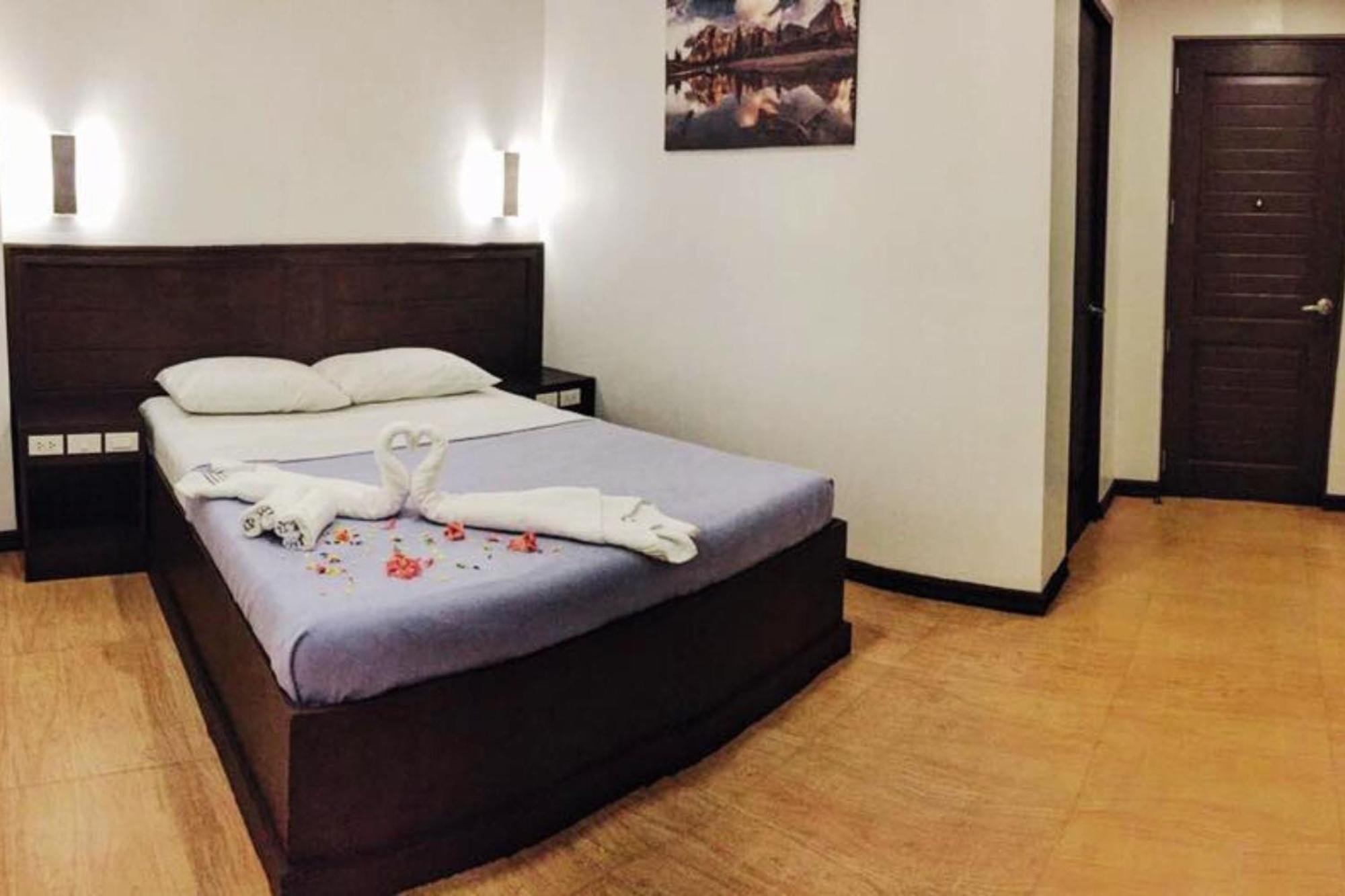 Pearli View Hotel Iloilo Powered By Cocotel Room photo